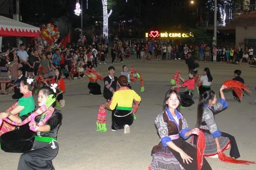 Người Mông Mù Cang Chải rộn ràng đón Tết Độc Lập