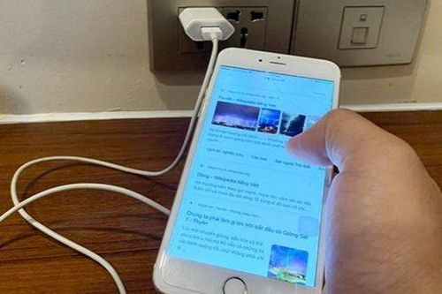 Trẻ 3 tuổi nát bàn tay do cầm dây điện thoại đang sạc