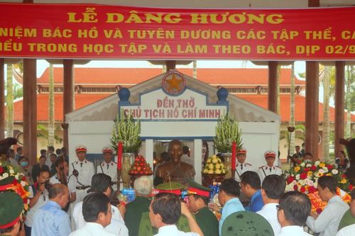 Dòng người thành kính dâng hương tưởng niệm Bác Hồ ở Bạc Liêu