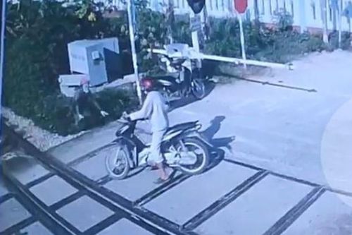 Nữ công nhân đường sắt dũng cảm cứu người đàn ông thoát tai nạn