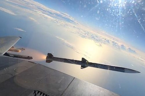 Mỹ đặt mua tên lửa AIM-120 AMRAAM cho Ukraine