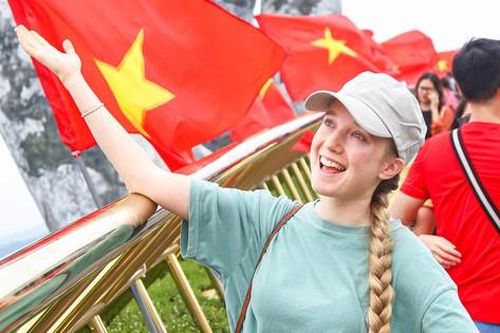 Cầu Vàng rực rỡ sắc đỏ màu cờ Tổ quốc