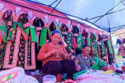 Độc đáo phiên chợ vùng biên, rực rỡ sắc màu thổ cẩm