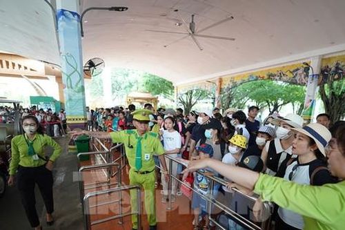Khu du lịch Suối Tiên đông như 'vỡ trận'