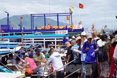 Du khách đổ xô ra đảo, đường nối trung tâm TP Nha Trang với bến tàu ùn tắc