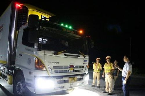 Tước quyền sử dụng phù hiệu ô tô tải chở quá tải trọng trên đường ven biển Hà Tĩnh