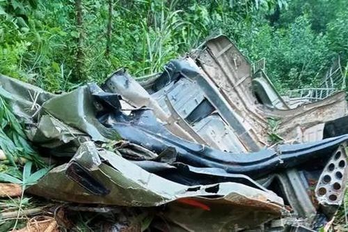 Xe tải lao xuống vực ở Quảng Ngãi, tài xế tử vong trong cabin