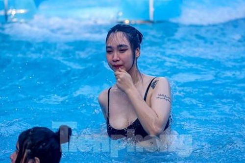 Công viên nước Hồ Tây đông nghịt người đến giải nhiệt trong ngày 2/9