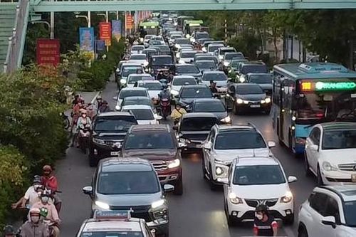 Hà Nội: Đổ xô vào siêu thị chiều 2/9, đường Cổ Linh tắc cứng một bên