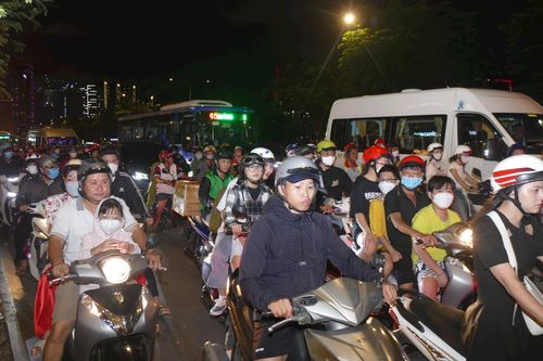 Trung tâm TP.HCM nghẹt thở trước giờ bắn pháo hoa
