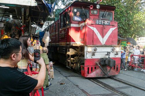 Phố cà phê đường tàu Hà Nội vắng lặng, khách Tây xếp hàng check-in qua chốt chặn