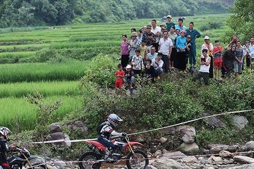 Vạn người xếp hàng 5km xem đoàn mô tô đua dưới lòng suối ở Lai Châu