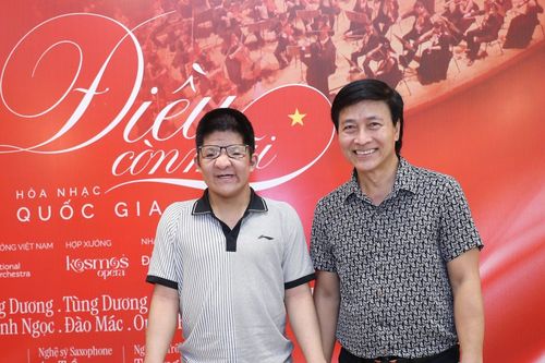 Hai bố con diễn viên Quốc Tuấn tình cảm đi xem 'Điều còn mãi' 2023