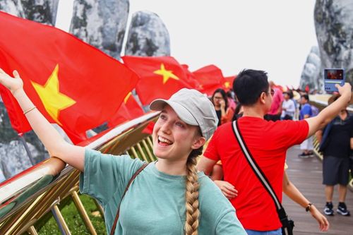 Nhiều điểm du lịch nổi tiếng ở Đà Nẵng đông kín khách ngày Quốc khánh
