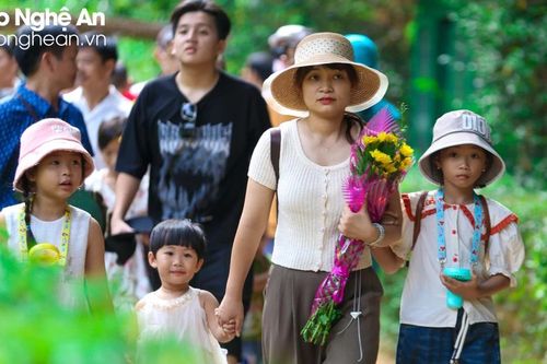 Hàng ngàn người dân về quê Bác trong ngày Tết Độc lập 2/9