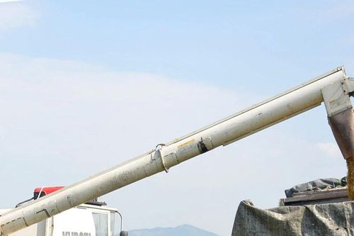 Xem máy thu hoạch lúa liên hoàn vòi rồng trên đồng ruộng Nghệ An