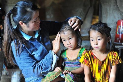 Thầy cô vùng cao Mèo Vạc vượt núi đến vận động học sinh trở lại trường