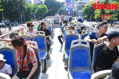 Hà Nội: Người dân xếp hàng nhận vé đi xe buýt 2 tầng miễn phí