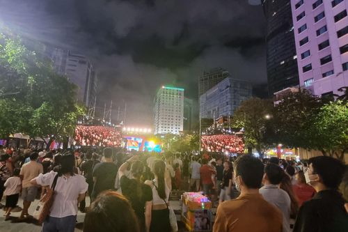 TP Hồ Chí Minh: Phố đi bộ Nguyễn Huệ đông nghịt người chờ xem bắn pháo hoa
