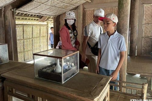 Xúc động bên những kỷ vật gắn bó với tuổi thơ của Bác Hồ