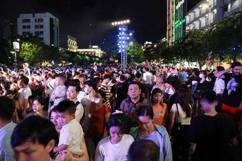'Biển người' đổ về trung TP.HCM chờ xem pháo hoa, nhiều tuyến đường kẹt cứng
