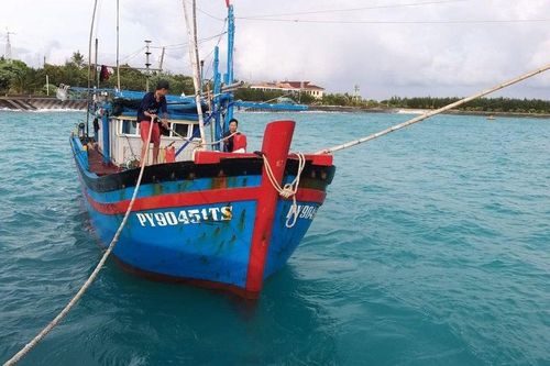 Hỗ trợ khắc phục sự cố trục chân vịt cho tàu cá ngư dân Phú Yên