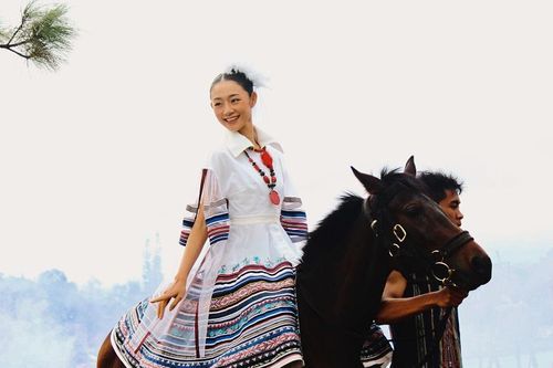 Hàng trăm bộ trang phục thổ cẩm 'khoe sắc' bên hồ Xuân Hương Đà Lạt