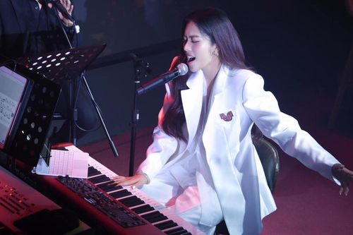 Nam Em đệm đàn, nức nở hát ca khúc nổi tiếng của Minh Tuyết - Cẩm Ly