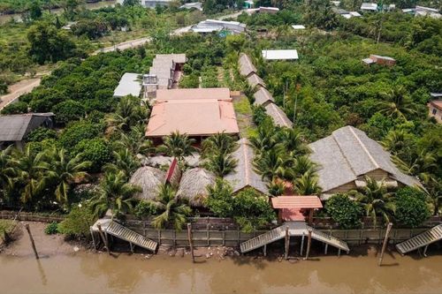Đã mắt chiêm ngưỡng biệt phủ được xây từ 4000 cây dừa của lão nông miền Tây