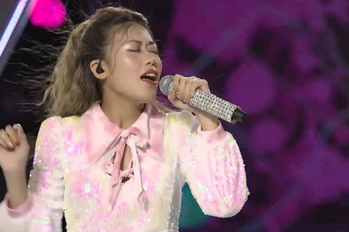 Pia Linh bớt 'bánh bèo', lần đầu khoe vũ đạo trên sân khấu Vietnam Idol