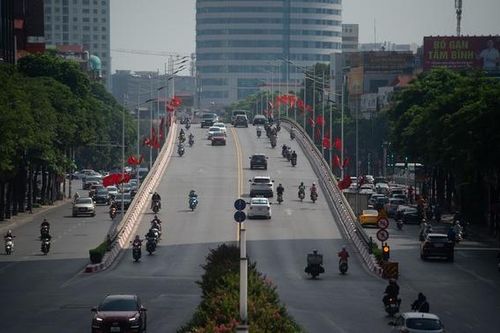 Phố phường Hà Nội thoáng đãng trong sáng 2/9