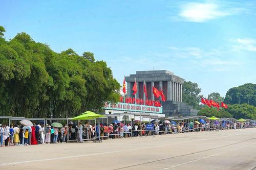 Hàng nghìn người xếp hàng vào Lăng viếng Bác trong ngày 2/9