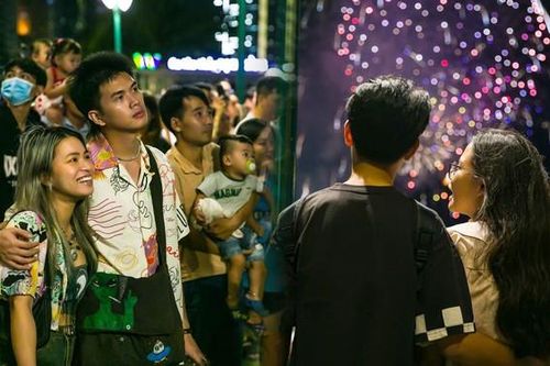 Pháo hoa rực sáng trên bầu trời TPHCM mừng Quốc khánh 2/9