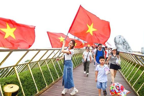 Các bãi biển, khu du lịch ở Đà Nẵng đông kín khách ngày Quốc khánh