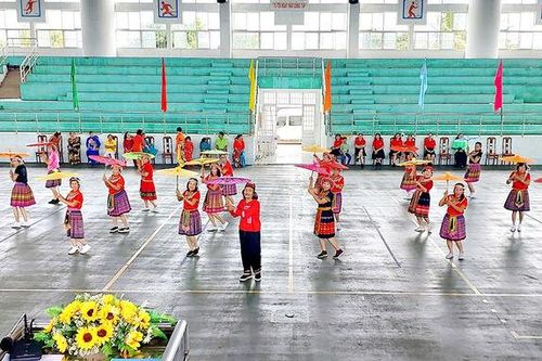 Giao lưu thể dục dưỡng sinh chào mừng Quốc khánh 2/9 ở Chợ Mới