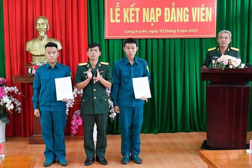 Kết nạp 2 dân quân thường trực vào Đảng