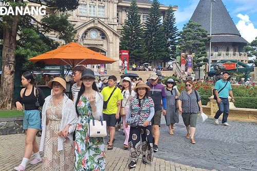 Các khu, điểm du lịch đông khách đến tham quan, vui chơi