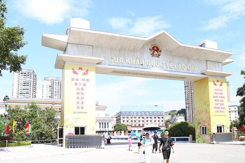 Mỗi ngày có khoảng 5.000 lượt người qua Cửa khẩu Quốc tế Lào Cai