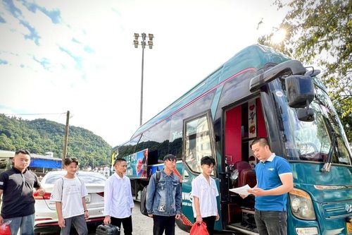 Hiệp hội Du lịch tỉnh Lào Cai phối hợp với một hãng xe tặng vé xe miễn phí cho tân sinh viên đi nhập học