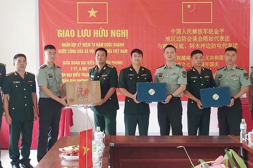 Giao lưu hữu nghị biên phòng trên tuyến biên giới Bát Xát