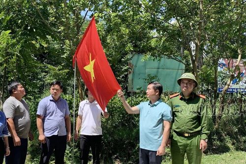 Ra mắt mô hình 'Tuyến đường treo cờ Đảng, cờ Tổ quốc' tại xã Liên Minh