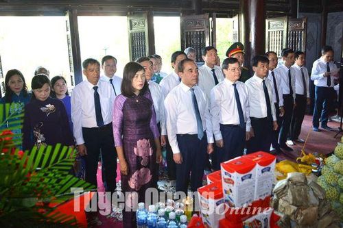 Đoàn đại biểu tỉnh dâng hương tưởng nhớ Chủ tịch Hồ Chí Minh