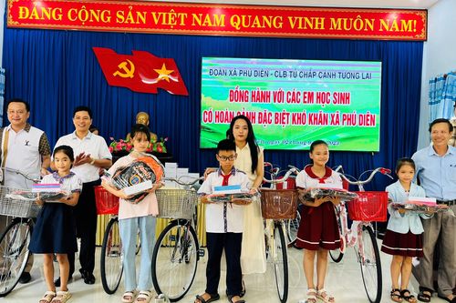 Trao quà cho trẻ em nghèo xã Phú Diên trong ngày lễ Quốc khánh