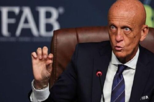 Pierluigi Collina đáp trả chỉ trích từ UEFA về luật bù giờ mới