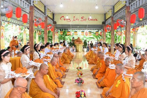 Lễ sớt bát, dâng y ca-sa cúng dường tại các tự viện nhân mùa Vu lan - Báo hiếu