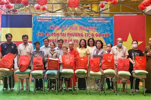 Các tự viện tặng quà đến bà con khó khăn nhân mùa Vu lan - Báo hiếu
