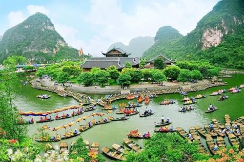 Du khách xếp hàng tham quan các điểm du lịch tại Ninh Bình dịp nghỉ lễ 2/9