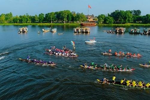 Sôi động giải đua ghe truyền thống trên sông Hương trong ngày Tết Độc lập