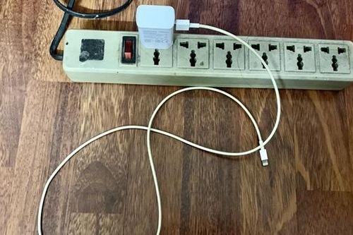 Cầm vào đầu dây sạc điện thoại, bé 3 tuổi bị giật cháy tay
