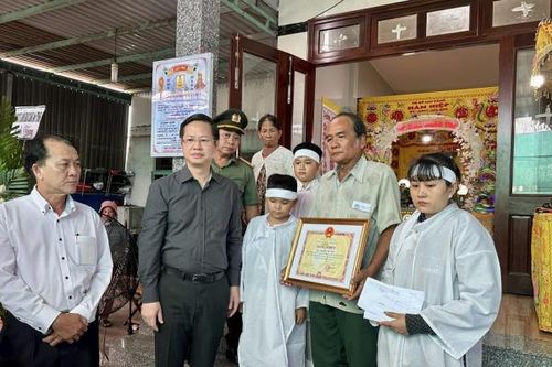 Truy tặng bằng khen đột xuất cho công dân dũng cảm lao vào đám cháy cứu người